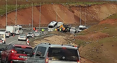 Siirt’te polisleri taşıyan otobüs bariyerlere çarptı