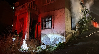 Sivas’ta 2 katlı apartmanda çıkan yangın söndürüldü