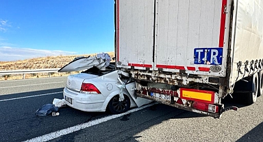TIR'a arkadan çarpan otomobildeki bir kişi öldü 2 kişi yaralandı