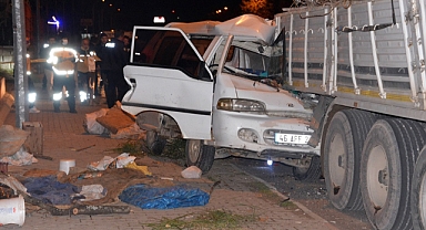 TIR’ın altına giren minibüs sürücüsü öldü