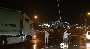 Trabzon'da etkili rüzgarla aydınlatma direği yola devrildi