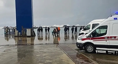 Trabzon'daki fırtınada 6 askerin kaldığı konteyner denize düştü!