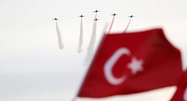 Türk Yıldızları'nın Manisa'daki gösteri uçuşu göğüsleri kabarttı