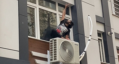 Tutsak tutuldukları binanın 3 katından atlayan iki kişiden bir öldü
