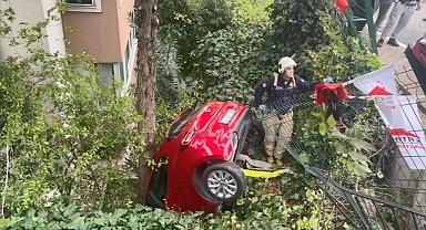 Üsküdar'da otomobil binanın bahçesine düştü