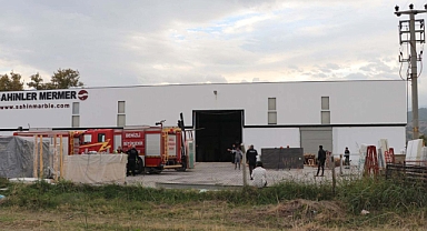 Üzerine mermer blok düşen işçi öldü