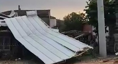 Yalova'da fırtınanın savurduğu çatı 2 kişiye çarptı