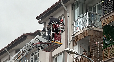 Yangında dumandan etkilenenler, balkondan tahliye edildi