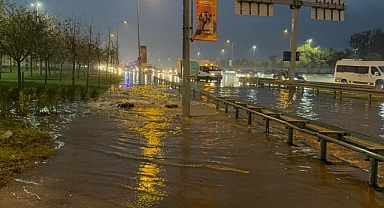 Zeytinburnu'nda rögarlardan taşan sular sürücülere zor anlar yaşattı
