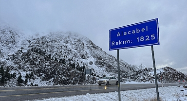 1825 metre rakımlı Alacabel'e mevsimin ilk karı yağdı