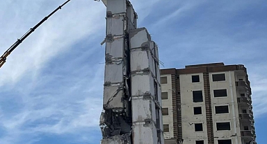 Adıyaman'da ağır hasarlı bina yıkıldı