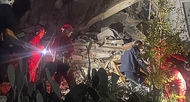 Alanya'da 3 katlı bina çöktü