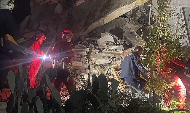 Alanya'da 3 katlı bina çöktü