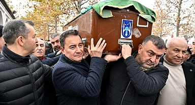 DEVA Partisi lideri Ali Babacan annesini son yolculuğuna uğurladı