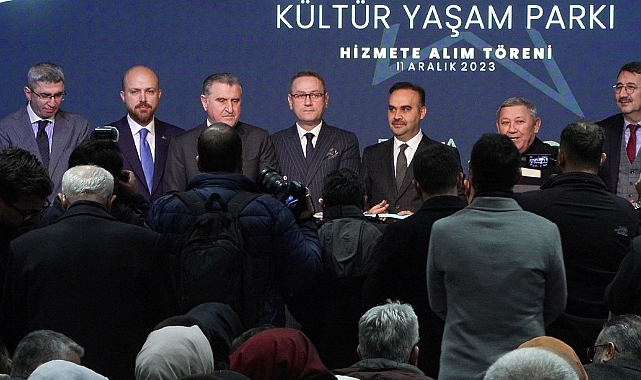 Bakan Kacır: Birileri rehavet içinde günlerini geçiredursun, belediyelerimiz karıncalar gibi çalışıyor