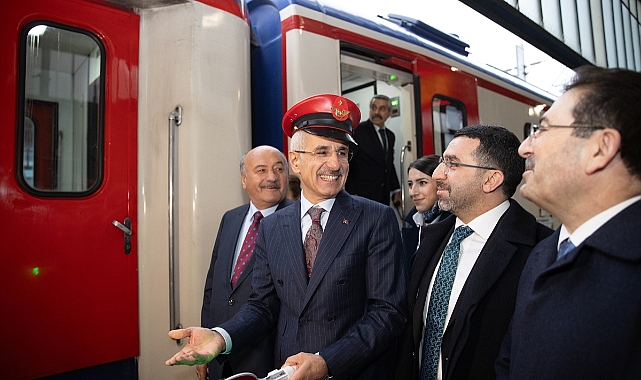 Bakan Uraloğlu, yeni sezonda ilk seferine çıkan Turistik Doğu Ekspresi'ni uğurladı