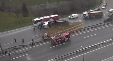 Basın Ekspres Yolu'nda iki kamyon devrildi