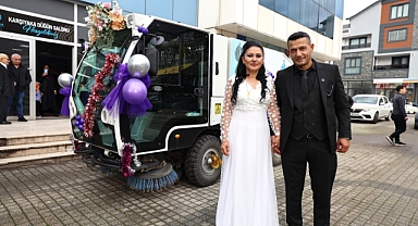 Belediye temizlik görevlisi kullandığı mini süpürge aracını gelin arabası yaptı