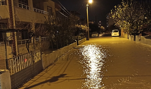 Çanakkale'de sağanak nedeniyle Çardak beldesinde bazı mahalleleri su bastı