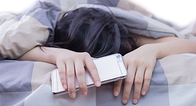 Cep telefonuyla uyuyorsanız dikkat!