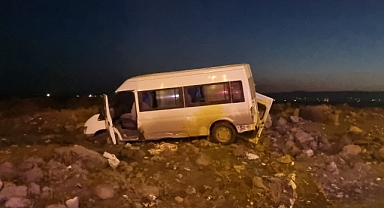 Diyarbakır’da inşaat işçilerini taşıyan minibüs tarlaya uçtu: 15 yaralı