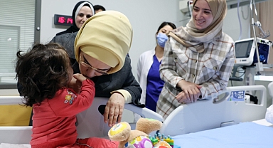 Emine Erdoğan yaralı Gazzeli çocuklara şefkat elini uzattı