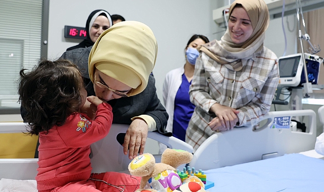 Emine Erdoğan yaralı Gazzeli çocuklara şefkat elini uzattı