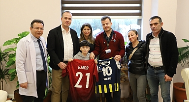 Emre Mor, lösemi tedavisi gören çocuğa forma gönderdi