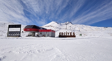 Erciyes'te kar yağışı etkili oldu: Beyaza büründü