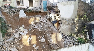 Eyüpsultan'da beton parçaları çocuk parkına düştü