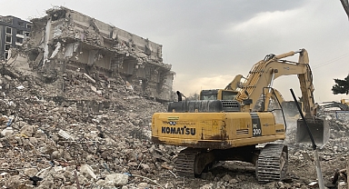 Hatay'da depremlerde ağır hasar alan 3 bina kontrollü yıkıldı