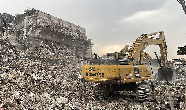 Hatay'da depremlerde ağır hasar alan 3 bina kontrollü yıkıldı