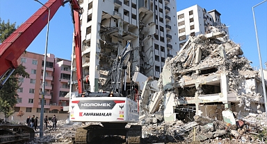 Hatay'da yıkım çalışmaları sırasında 2 bina tedbiren boşaltıldı