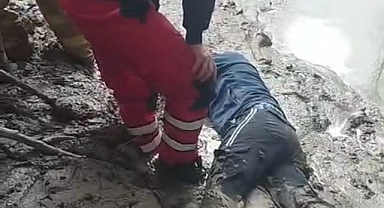 İntihar etmek için ırmağa giderken çamura saplanıp mahsur kaldı
