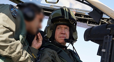 İsrail Savunma Bakanı, Gazze'ye bombardımanı helikopterden izledi