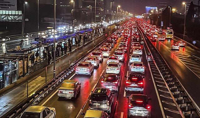 İstanbul'da akşam trafik yoğunluğu yüzde 80'e çıktı