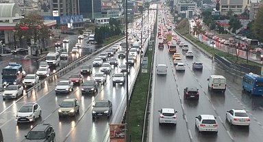 İstanbul'da yağmur nedeniyle trafik kilit oldu