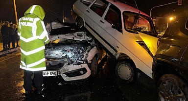 İzmir'de 3 otomobil kazaya karıştı; 1 yaralı