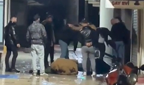 İzmit'te 2 kişiyi yerde tekmeleyen 3 şüpheli yakalandı