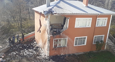 Kamyon 10 metreden evin üzerine uçtu; sürücü yaralandı