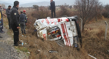 Konya'da ambulans ve kamyonet aynı yerde kaza yaptı