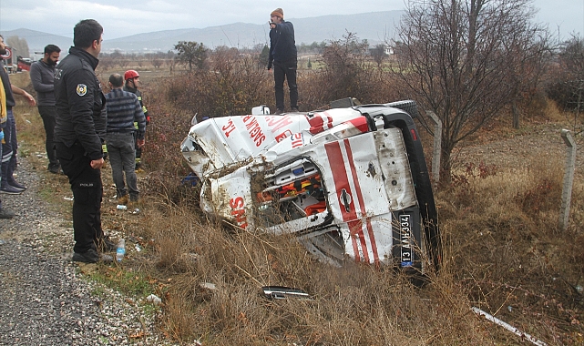 Konya'da ambulans ve kamyonet aynı yerde kaza yaptı