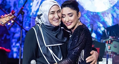 Melek Mosso Diyarbakır'da annesiyle düet yaptı