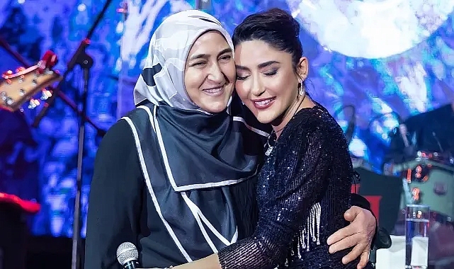 Melek Mosso Diyarbakır'da annesiyle düet yaptı