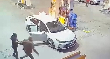 Otomobil yakıt dolumu sırasında alev aldı, baba- kız son anda kurtuldu