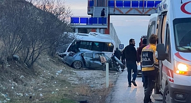 Otomobil, yolcu midibüsü ile çekiciye çarptı: 21 yaralı