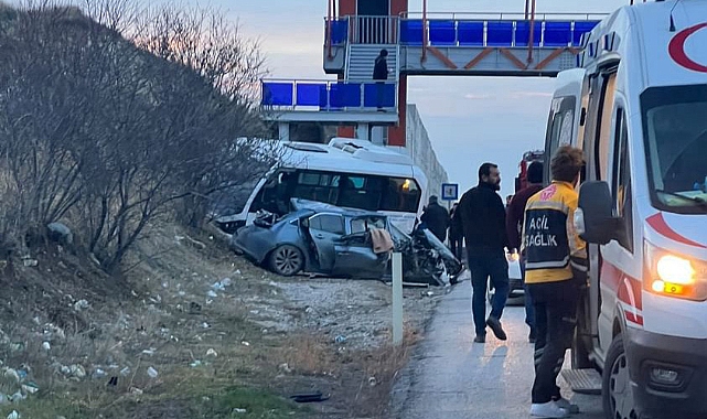 Otomobil, yolcu midibüsü ile çekiciye çarptı: 21 yaralı