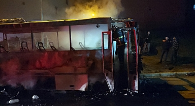 Park halindeki işçi servisi yandı