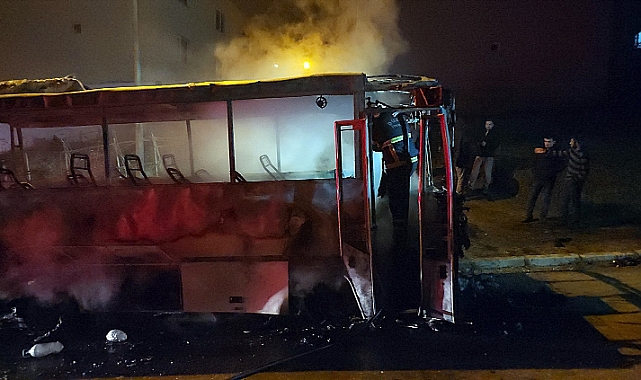 Park halindeki işçi servisi yandı