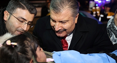 Sağlık Bakanı Koca, Türkiye'ye getirilen Gazzeli hastaları karşıladı